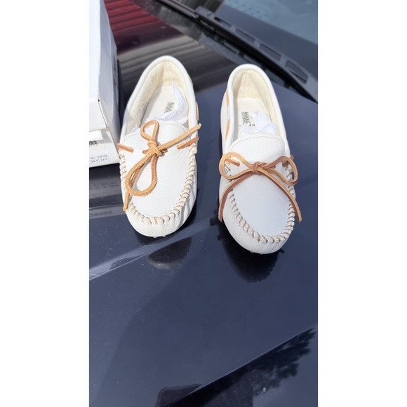 Minnetonka Shoes - Minnetonka Moccasins Womens 5.5 Off White Leather Classic Moc 691S